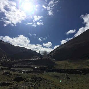 蓝天白云下的山间美景