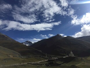 蓝天白云下的壮美山峦