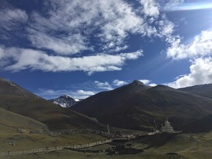 蓝天白云下的壮美山峦