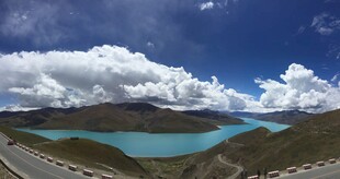 高原湖畔公路美景