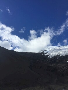 蓝天白云下的雪山景致