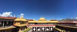 藏式建筑寺庙全景