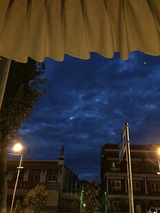 夜幕下的街道建筑景观