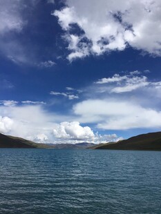 蓝天碧水间的静谧湖泊