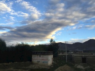 乡村暮色中的宁静景象