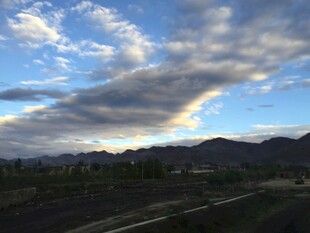 黄昏下的远山与天空景色