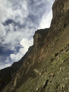 巍峨山峦与蓝天白云