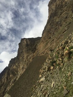 陡峭山峰与蓝天白云景观