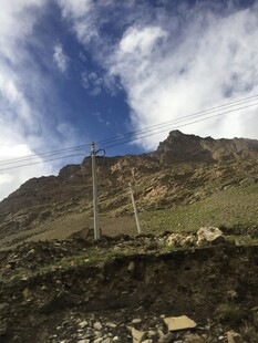 高山蓝天间的电力设施