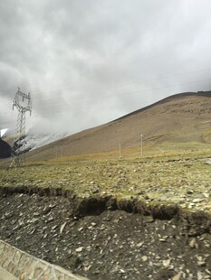 高山旷野中的工程场景