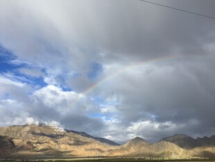 山间多云天空壮丽景观