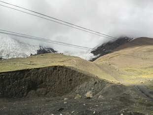 云雾缭绕的壮丽山地景观