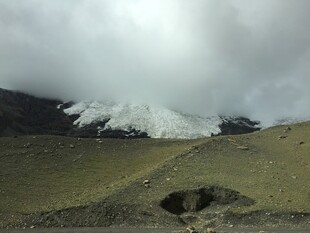 雪山下的开阔荒野景观