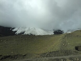 雪山下的开阔荒野景色