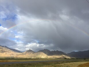 山间乌云密布的壮丽风景