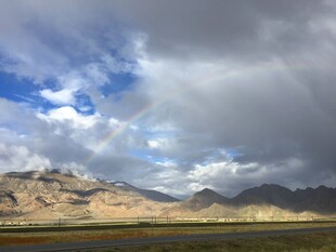 高原壮丽天空与山脉景色
