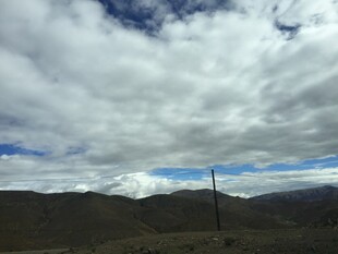 天空云雾缭绕的壮美景观