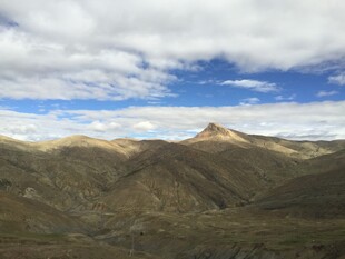 壮丽山峦与蓝天白云景观