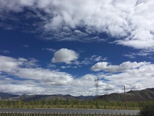 蓝天白云下的开阔风景