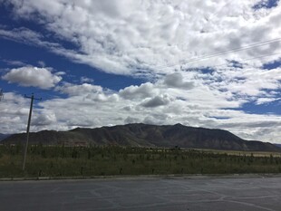 蓝天白云下的开阔风景