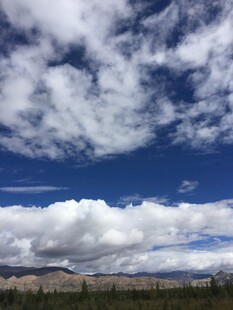 蓝天白云下的开阔景致