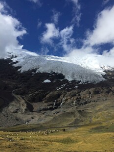 雪山下的开阔山地景观
