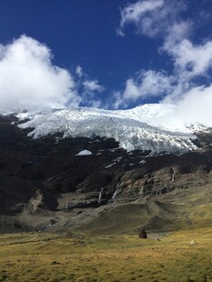雪山下的开阔草原风光
