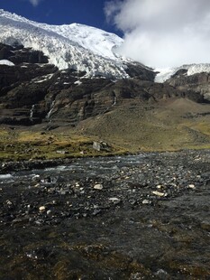 雪山下的碎石河滩景观