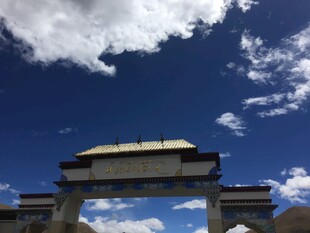 蓝天白云下的宏伟建筑