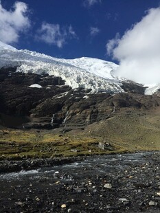 雪山下的河谷风光