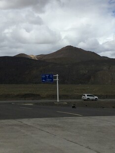 公路旁的远山与行驶车辆