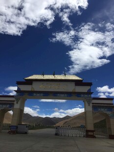 草原上的宏伟门景