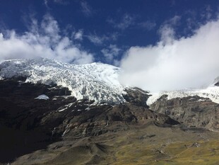 雪山云海壮丽自然景观