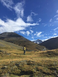 徒步者于山野间的前行