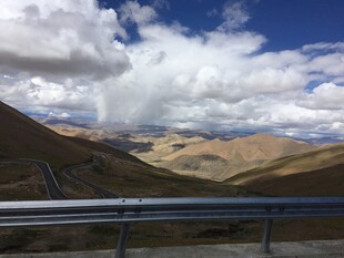 公路边的壮丽山川风景