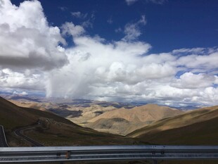 高原公路上的壮丽云景