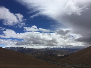 蓝天白云下的壮美山川