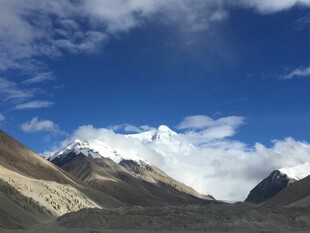 壮丽雪山蓝天白云美景