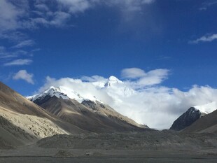 壮丽雪山蓝天白云景观