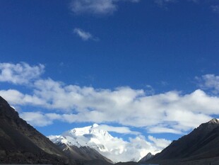 雪山蓝天壮丽自然景观