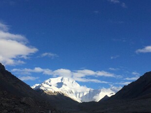 雪山蓝天壮丽自然景观