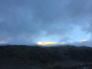 黄昏时分的山峦与云层