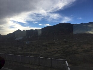 山间公路旁的壮丽天空景色