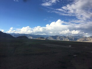 蓝天白云下的壮美山地景观