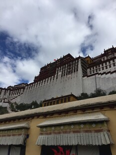 雄伟布达拉宫蓝天白云下