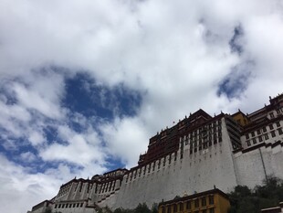 布达拉宫蓝天白云下的壮丽