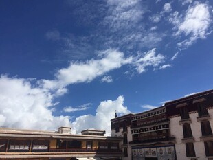 藏式建筑与蓝天白云