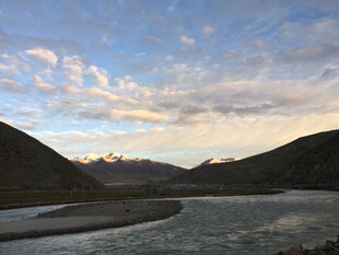 河畔山峦间的美丽天色