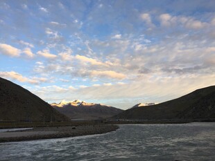 河畔山景与绚丽天空