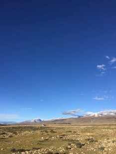 广阔蓝天与草原风景